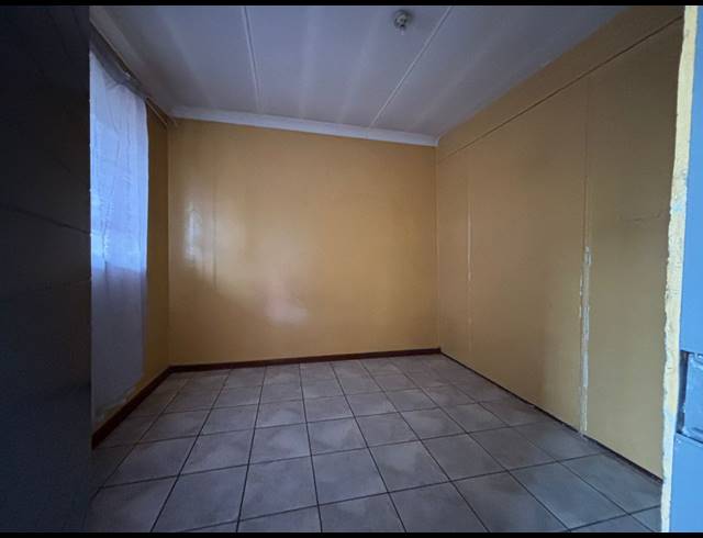 2 BEDROOM FLAT FOR SALE IN VEREENIGING CENTRAL
